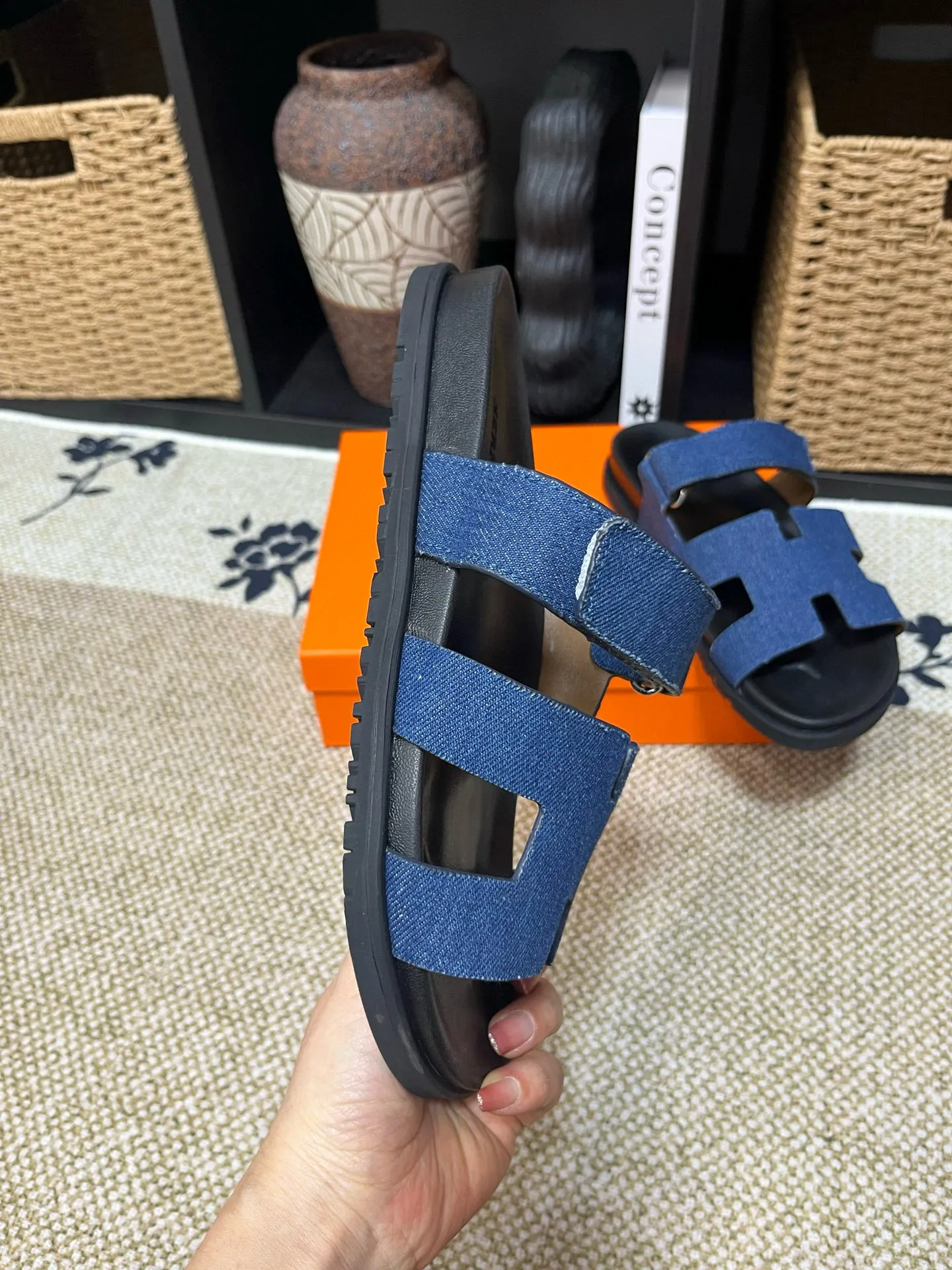 P300 Long-term stock Hermes men’s Kazimir slippers for couples - top quality woven calfskin functional sandals with intertwined uppers inspired by the “H” iconic pattern to create a casual look, perfect for summer. Imported cowhide + cowhide lining + TUP outsole Size: 35-46